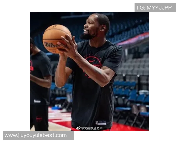 杜兰特被沃尔夫投篮失误砸脸愤怒吐槽投篮质量差劲的搞笑瞬间 杜兰特被沃尔夫投篮失误砸脸愤怒吐槽投篮质量差劲的搞笑瞬间